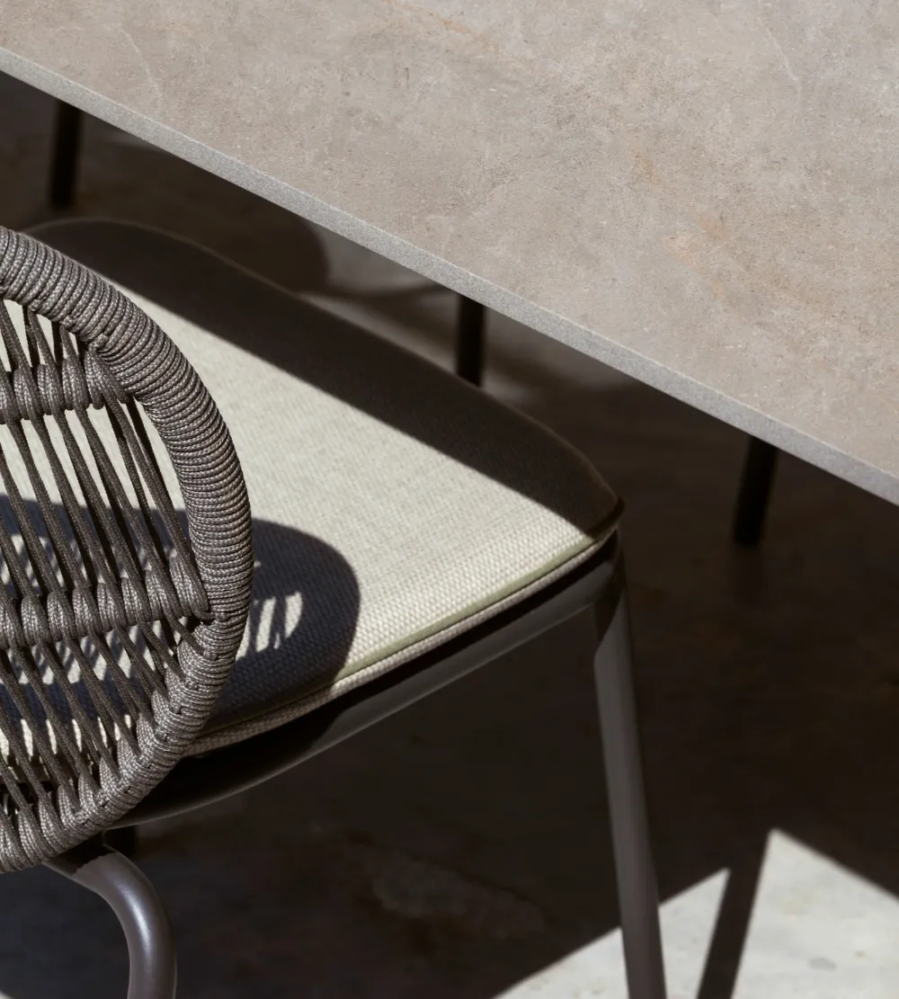 KODO Dining Table, Fossil Grey w. Sabbia Panna Ceramic